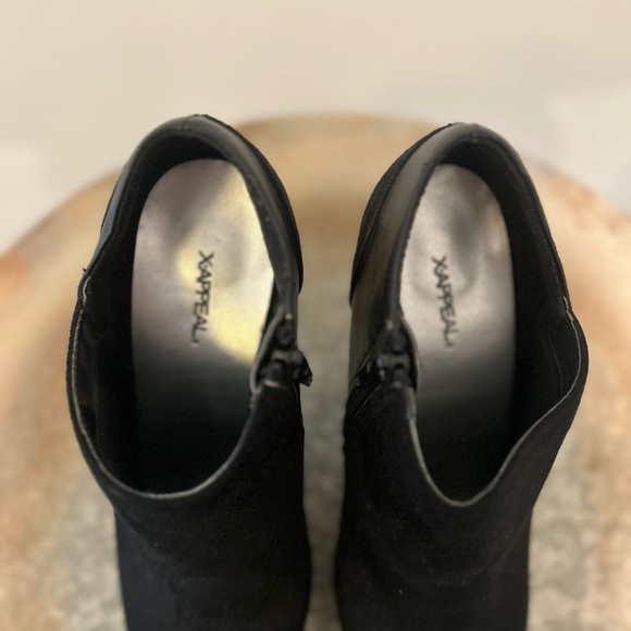 Women’s Suede Ankle Booties. With side zippers. Size 9 - Picture 4 of 6